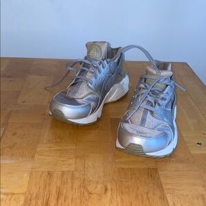 Nike Air Huarache Run SE – Women’s – Metallic Silver